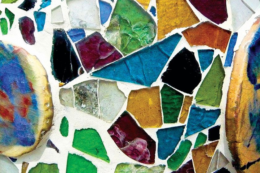 Filary podobne do kości, dach jak grzbiet smoka i balkony w kształcie masek karnawałowych, a może nietoperzy… Antonio Gaudi