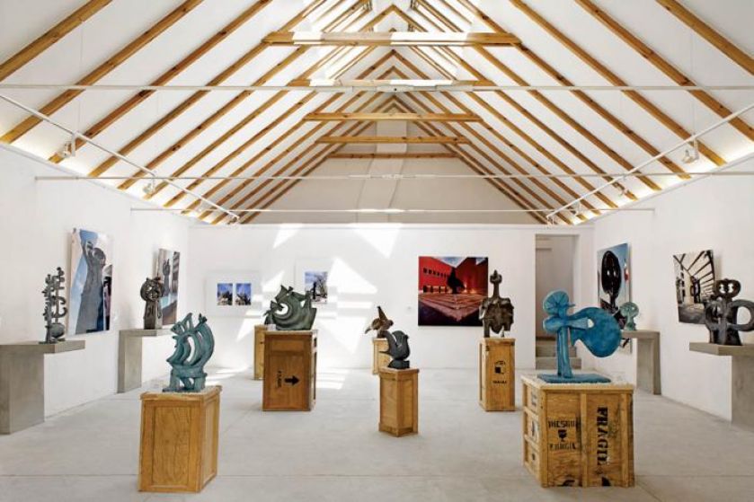 Galeria w dawnej stodole. W ogrodzie sztuki