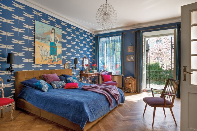 granatowa tapeta w sypialni