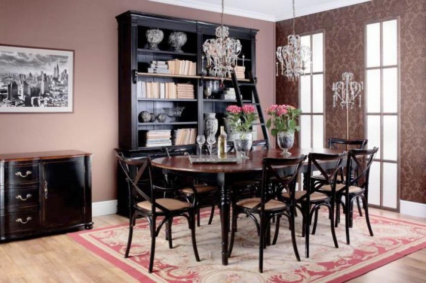 Jadalnia oryginalnie, bo z biblioteką (14 500 zł). Stół Lyon - 5950 zł, krzesło wiedeńskie - 690 zł. FABRYKA WNĘTRZ