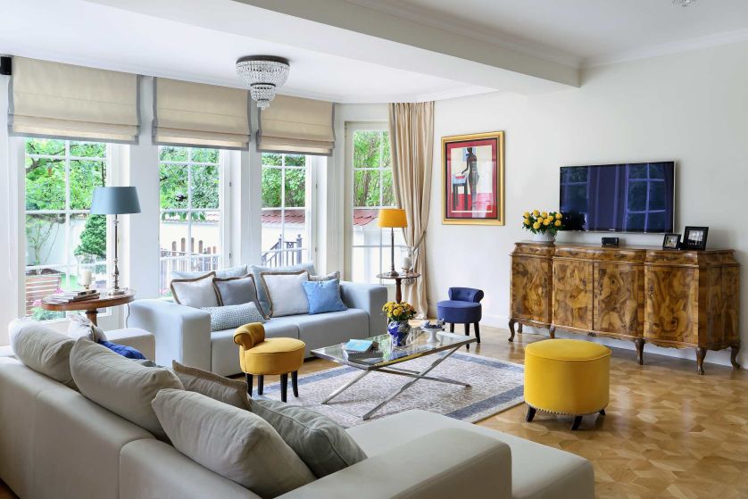 Jak dziś urządzić salon? Klasycznie. Choć wybierana klasyka ma różne oblicza, to zawsze jest lekka