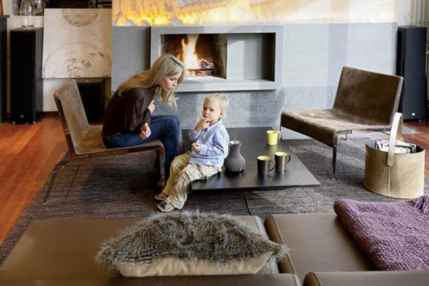 Jak urządzić salon z kominkiem? To od rodzaju kominka będzie zależał styl aranżacji salonu. Obudowa kominka wcale nie musi