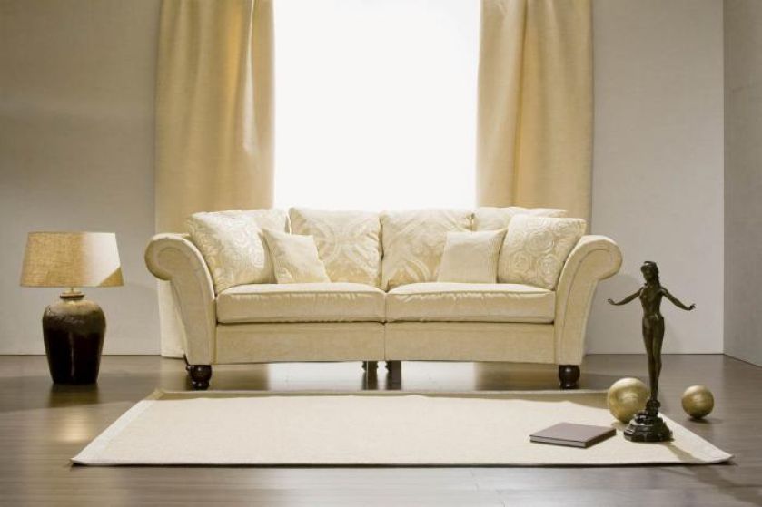 Kanapa Lord 3RS z kolekcji Country obita jest szenilem welurowym z satynowymi wstawkami. Cena- 3332 zł. MEBELPLAST