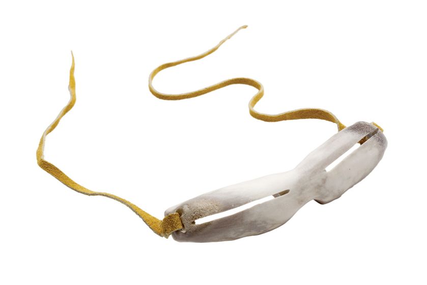 Wykonane z kości, używane przez Eskimosów do ochrony oczu przed silnym światłem