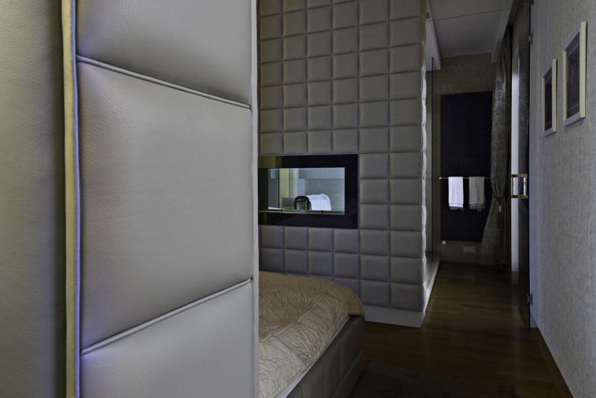 Łazienkę od sypialni oddziela ściana wykończona pikowaną skórą.