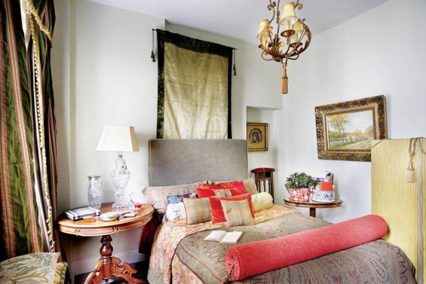 Łóżko i kolorowe poduszki. Magia wzorów