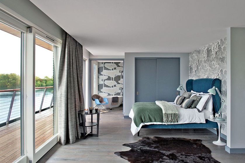 Lustra dodatkowo powiększają przestrzeń.