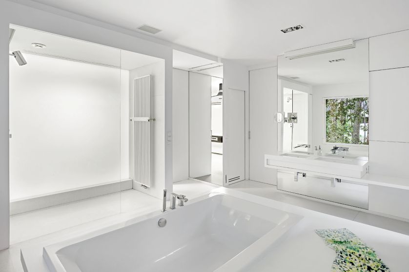 Biała łazienka z wanną