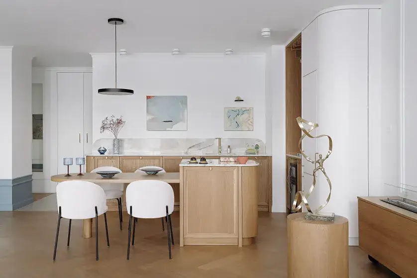 otwarta kuchnia w eleganckim mieszkaniu nad morzem