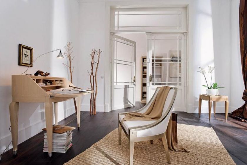 Meble fornirowane są szczotkowanym dębem. Sekretarzyk kosztuje 5900 zł, krzesło Heritage JS – 3400 zł. SELVA