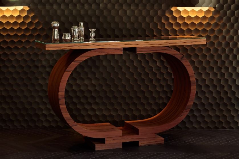 Cello. Konsola z jabłoni indyjskiej łączy egzotyczną przyjemność z ciekawą formą. Mebel solidny w podstawie i lekki na tle