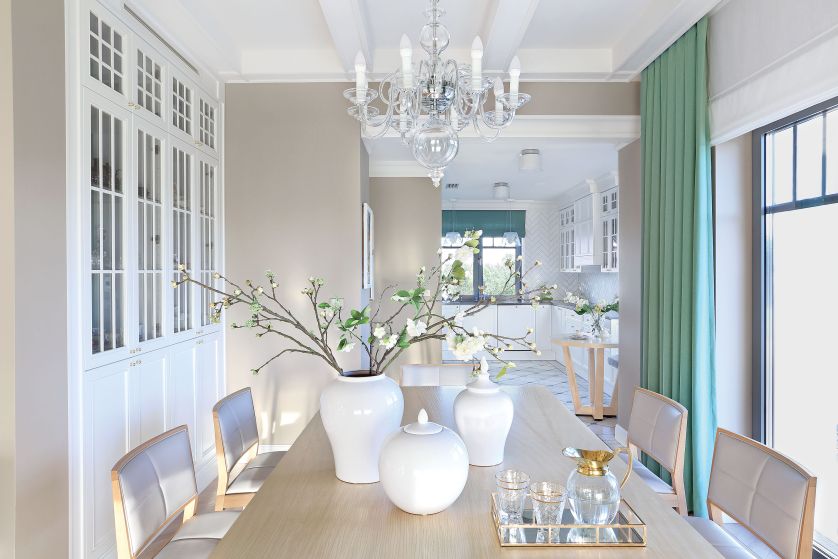 Na stole w jadalni porcelanowe naczynia z warszawskiego salonu Archidzieło.