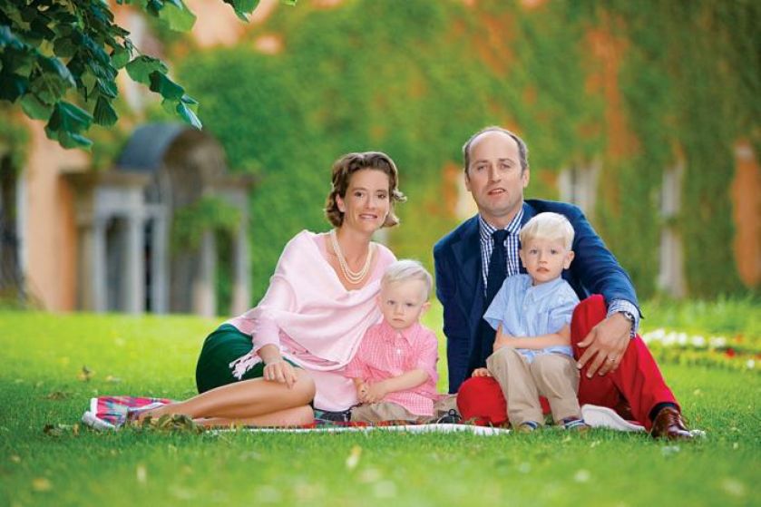 Nad hotelem, na pałacowym strychu mieszkają: Agata, Wacław, półtoraroczny Maurycy i Trzyletni Antoś.