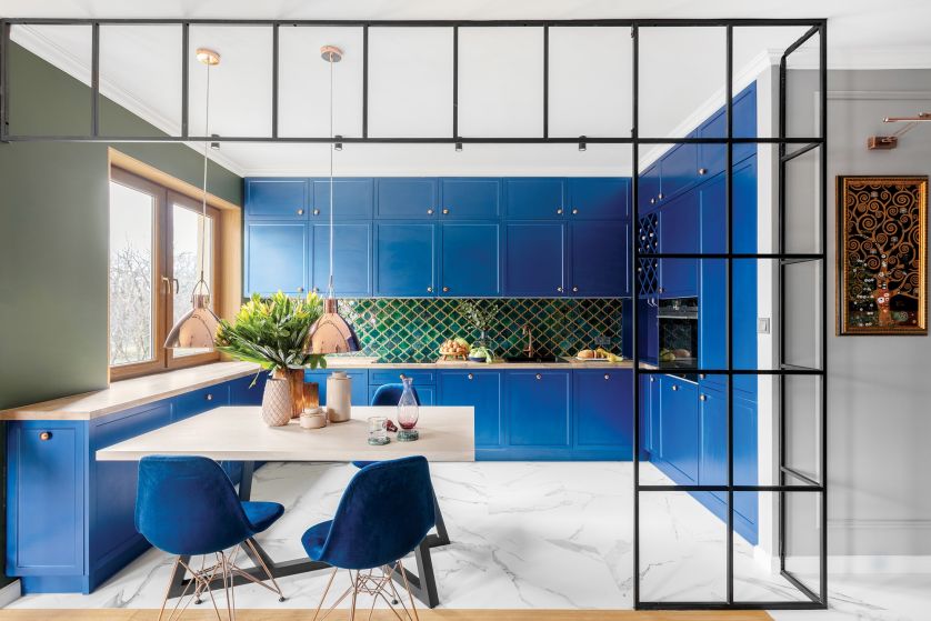 niebieskie szafki w kuchni