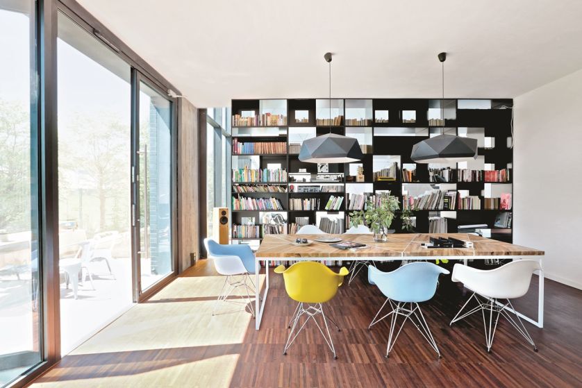 Jacek projektował dwie uniwersyteckie biblioteki jego żona prowadzi wydawnictwo książkowe. Domowa biblioteka musiała być więc