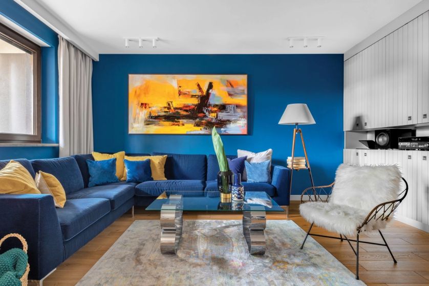 granatowa ściana w nowoczesnym salonie