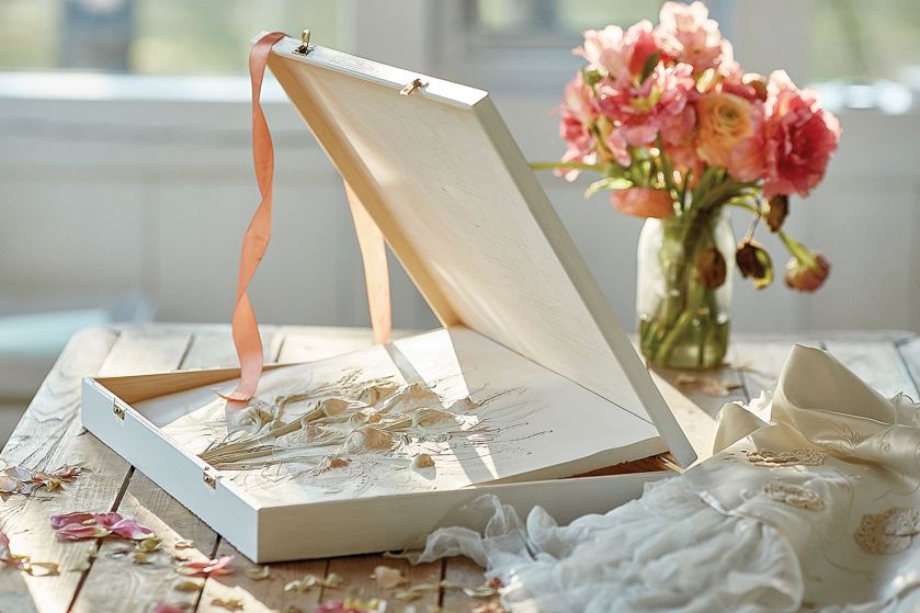 Romę Roman fascynuje eteryczne piękno kwiatów i ziół. Długo zastanawiała się, jak zatrzymać ich przemijanie.