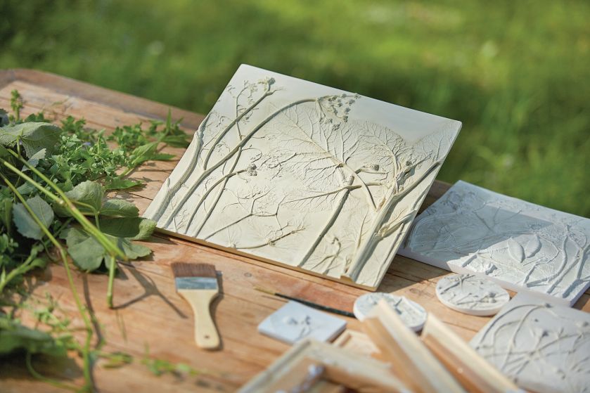 Romę Roman fascynuje eteryczne piękno kwiatów i ziół. Długo zastanawiała się, jak zatrzymać ich przemijanie.