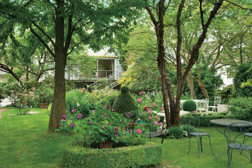 Ażurowe metalowe meble jak z ogródka francuskiego bistro nie rzucają się w oczy i nie