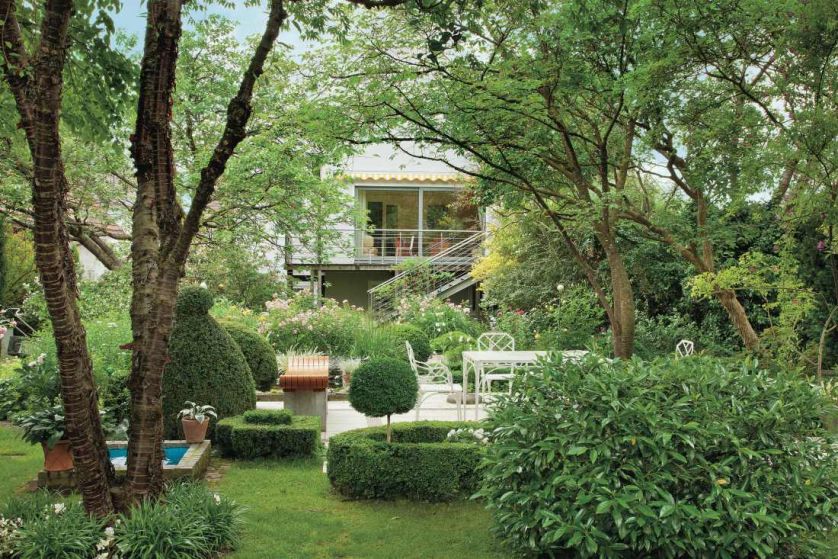 Ten ogród pączkował. Najpierw były drzewa, potem doszły ozdobne krzewy, bujne rabaty i altanki. Dopiero