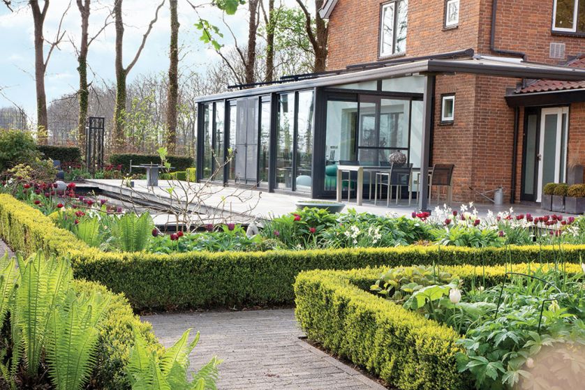 Ogród pośród pól pełnych tulipanów. Trochę tradycyjny i trochę nowoczesny, wyraźnie angielski i ciut holenderski.