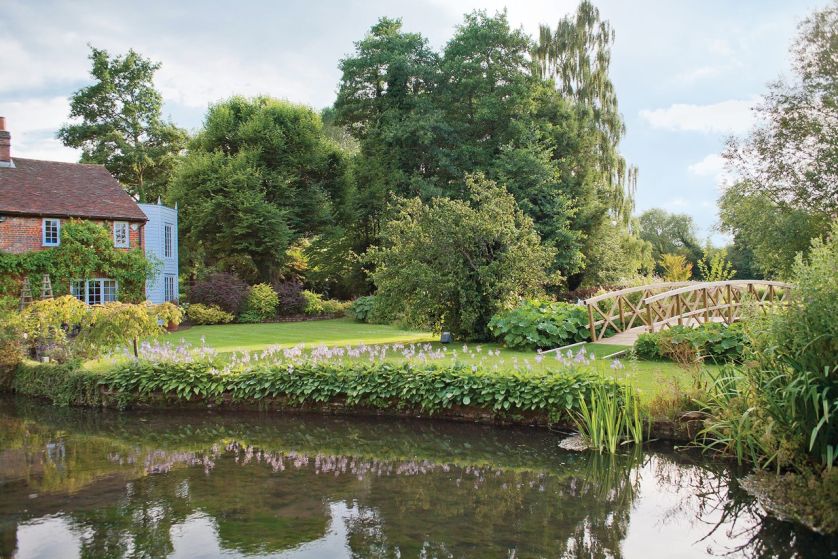 Ten angielski ogród tworzy woda