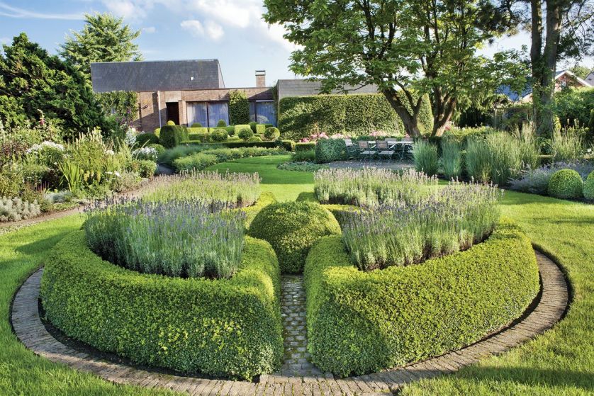 Czy klomby kwiatów we wszystkich barwach tęczy pasują do nowoczesnego domu