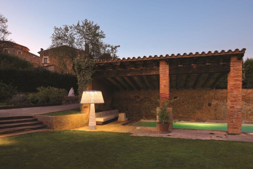 WIND, lampa stojąca z abażurem wykonanym z włókna szklanego, odpornego na warunki atmosferyczne. Dostępna w