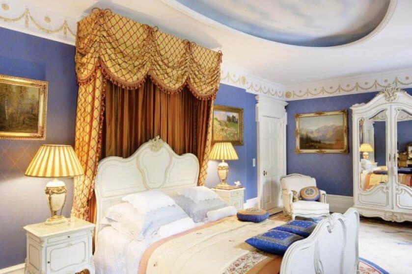 Państwo Królowie są miłośnikami sztuki. W wiktoriańskiej sypialni można podziwiać eklektyczne XIX- wieczne łóżko, w