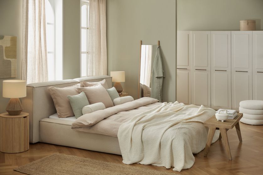 łóżko w pokoju gościnnym