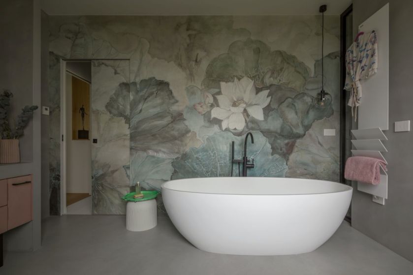 tapeta w kwiaty do łazienki