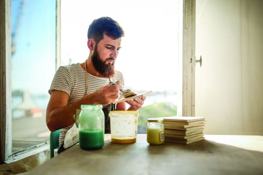 ceramik Aleksander Gavlas w pracowni