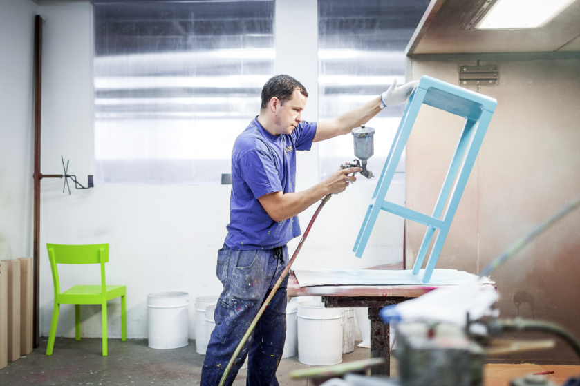 Ręczne malowanie krzesła TON. Mistrzowsko gięte krzesła TON