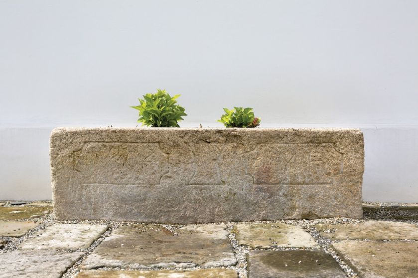 Pieczołowicie odnowili dwustuletni dom, a potem wypełnili go zaprojektowanymi współcześnie meblami. Dzięki połączeniu