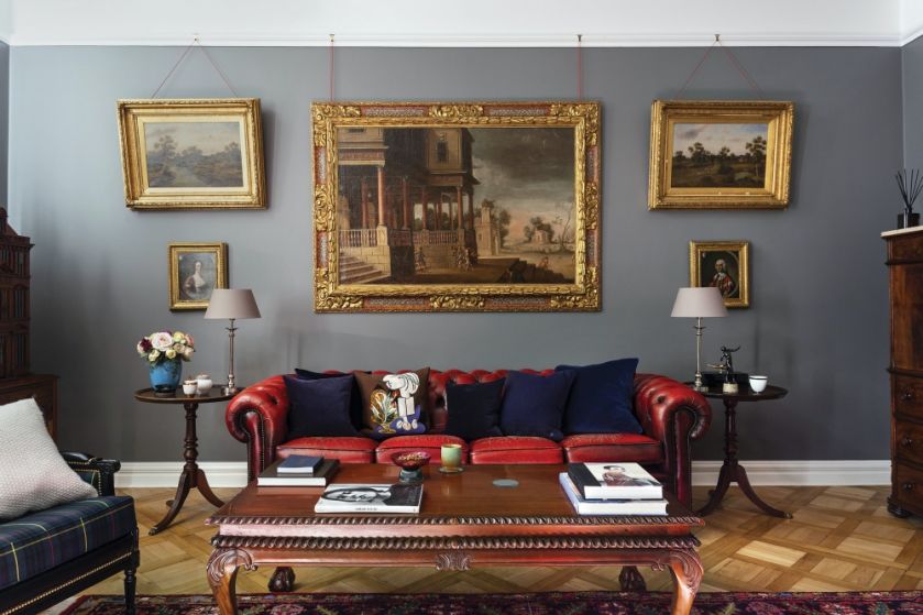 salon urządzony antykami