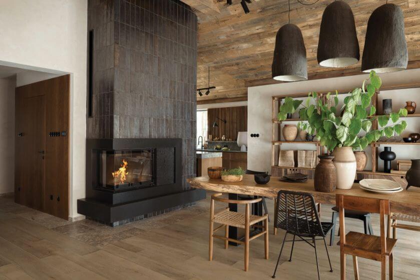 salon z kominkiem w drewnie