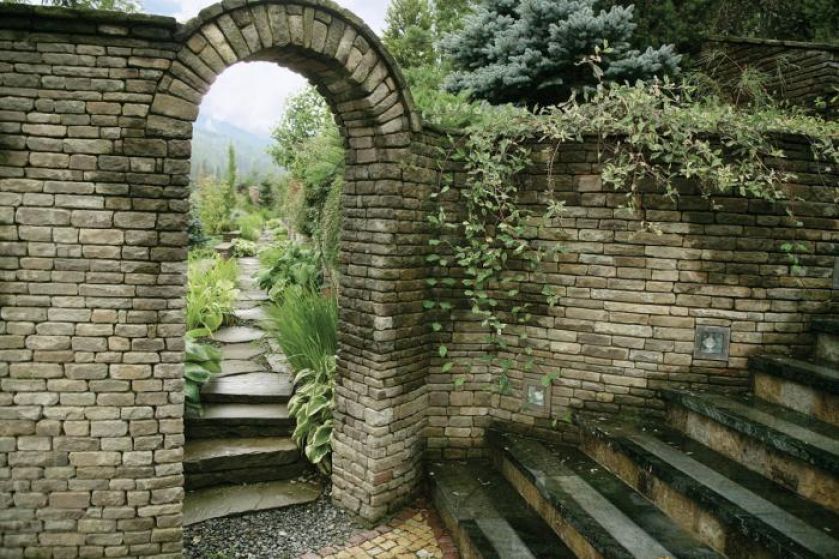 Schody prowadzą do kolejnych części ogrodu.