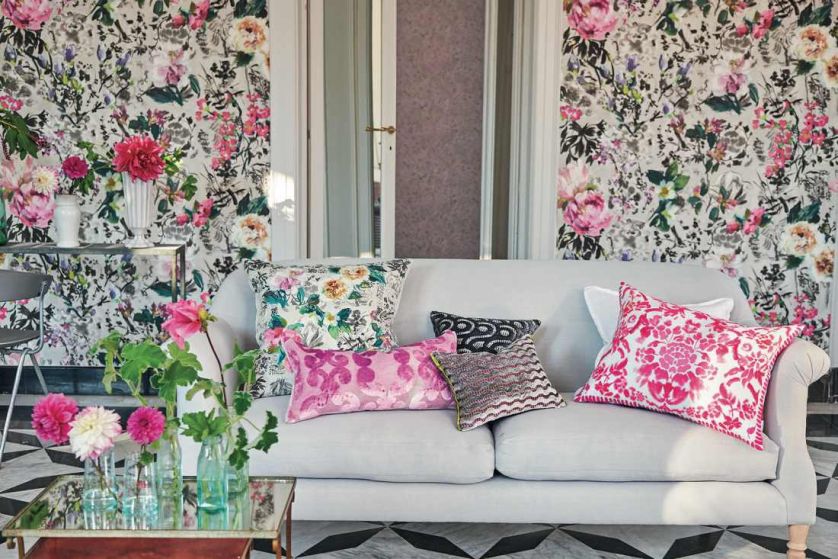 szara sofa do salonu