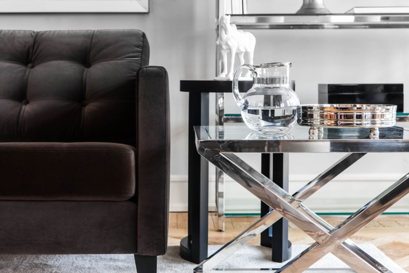 Sofa Kalle to wysmakowana prostota, oszczędność formy i doskonałe proporcje. Idealnie komponuje się z lustrzanymi dodatkami.