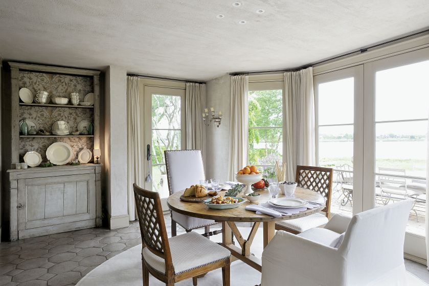 Stary kredens w jadalni w stylu prowansalskim.