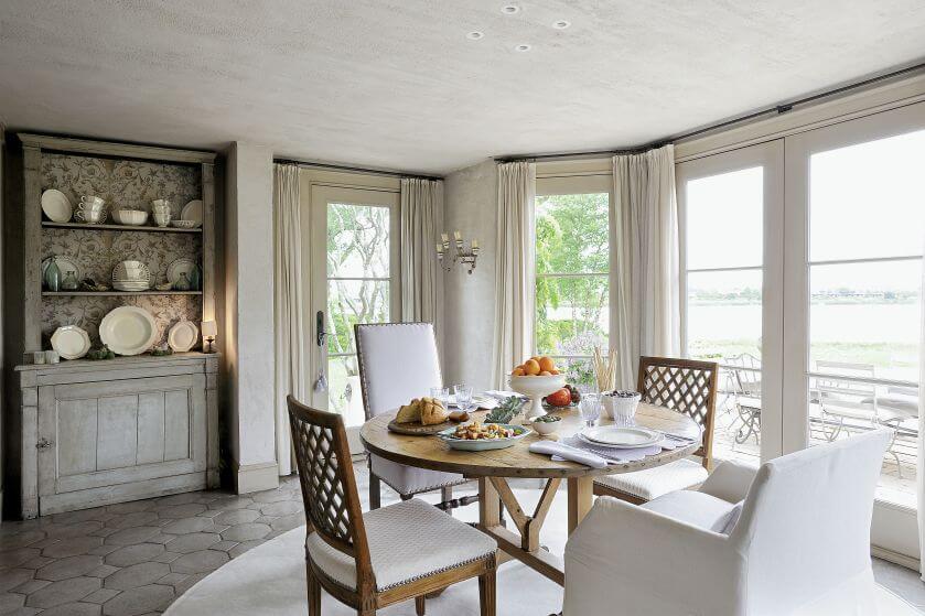 Stary kredens w jadalni w stylu prowansalskim.