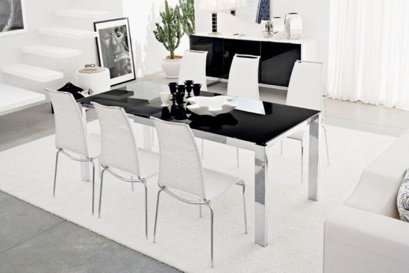 Stół Baron, do wyboru z nogami z drewna bukowego i czereśniowego, stalowymi lub chromowanymi. Kosztuje od 3100 zł.