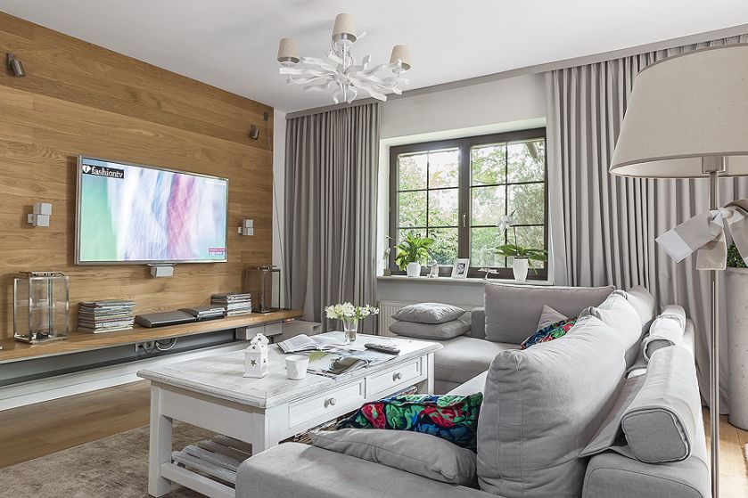 Styl skandynawski: biele błękity i szarości na tle drewnianej ściany. W domu pomieszano wiele stylów