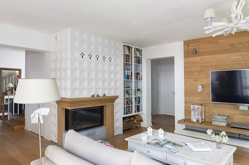 Styl skandynawski: biele błękity i szarości na tle drewnianej ściany. W domu pomieszano wiele stylów