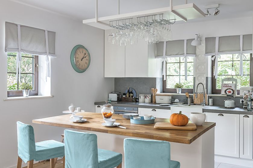 Styl skandynawski lekko ociepliłyśmy brązem i kolorem – opowiada projektantka.