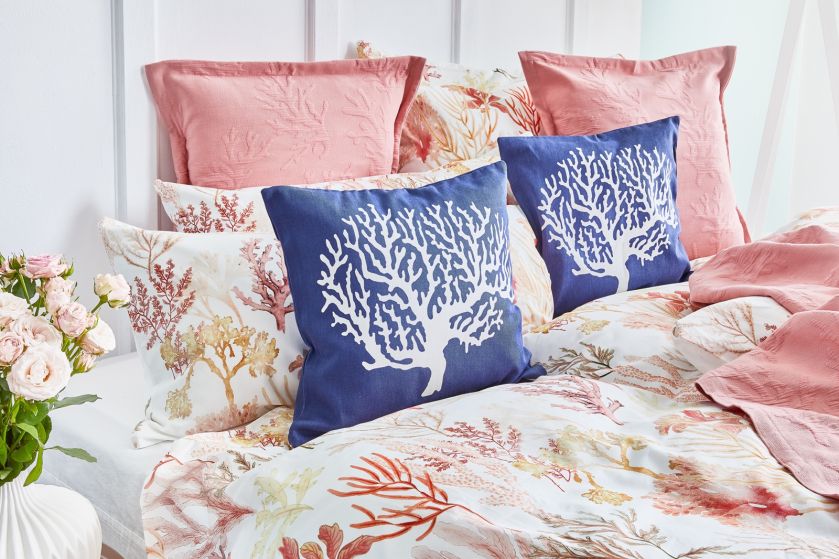 Sypialnia kolorze Living Coral, Westwing, westwingnow.pl