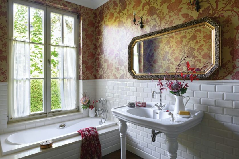 tapeta i białe płytki w łazience