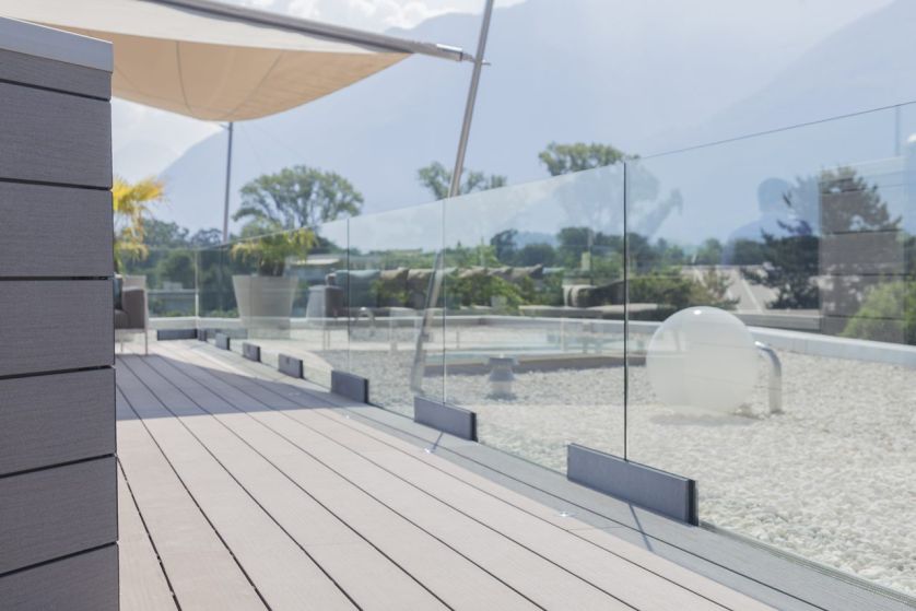 Nowoczesny i bezpieczny taras z desek kompozytowych