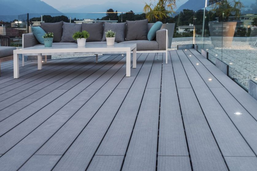 Nowoczesny i bezpieczny taras z desek kompozytowych