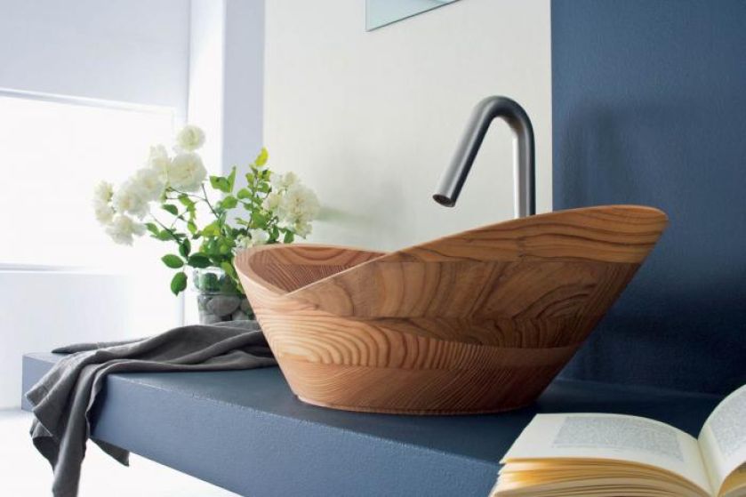Thalia z drewna tekowego inspirowana jest kształtem lilii wodnej. Kosztuje 2300 euro. FRANCOCECCOTTI